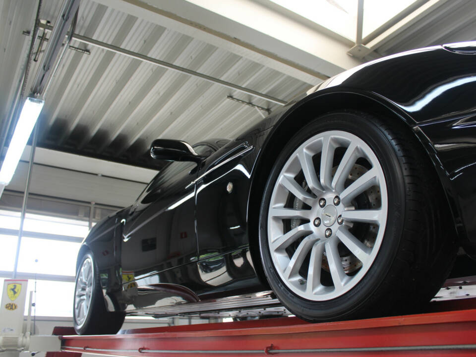 Immagine 34/50 di Aston Martin V12 Vanquish (2002)