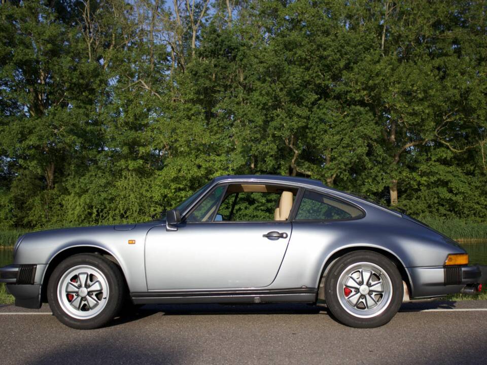 Image 6/8 de Porsche 911 Carrera 3.2 (1985)