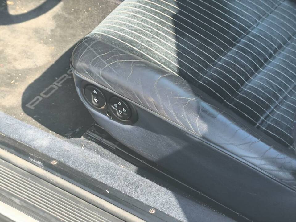 Image 21/40 de Porsche 911 Carrera 3.2 (1986)