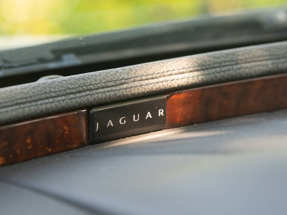 Image 30/50 of Jaguar XJ 5.0 (2011)