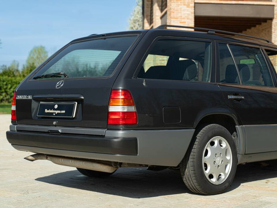 Image 19/50 of Mercedes-Benz 200 TE (1993)