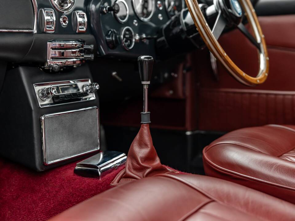Immagine 56/74 di Aston Martin DB 5 Vantage (1964)