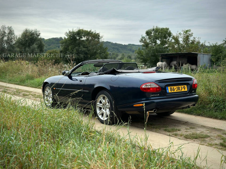 Image 16/100 of Jaguar XK8 4.0 (2000)