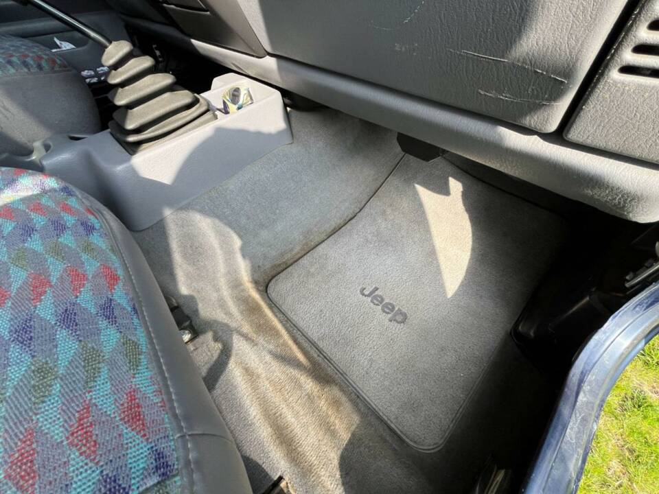 Bild 35/38 von Jeep Wrangler Sport Hardtop 2.5 (1997)