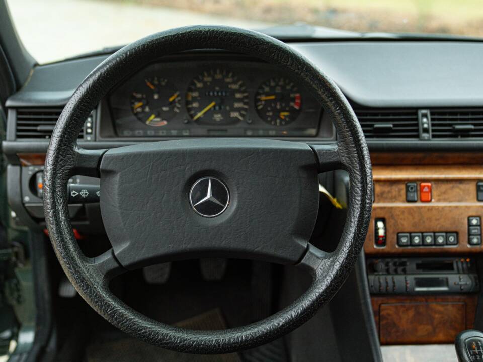 Bild 40/50 von Mercedes-Benz 200 D (1990)