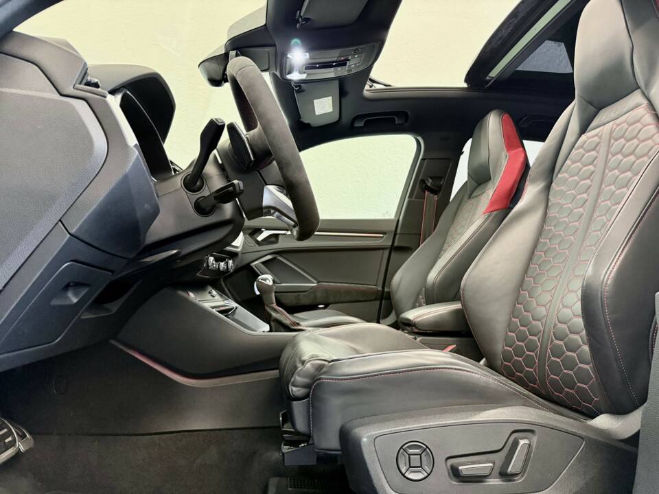 Image 13/28 of Audi RS Q3 (2019)