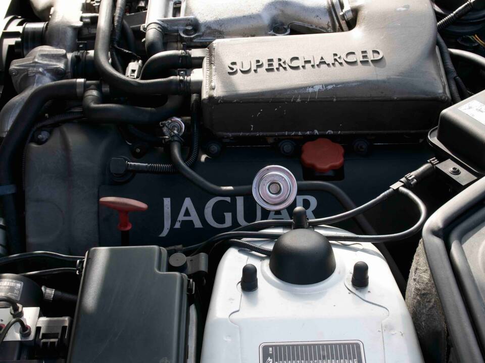 Image 37/39 of Jaguar XKR (2003)