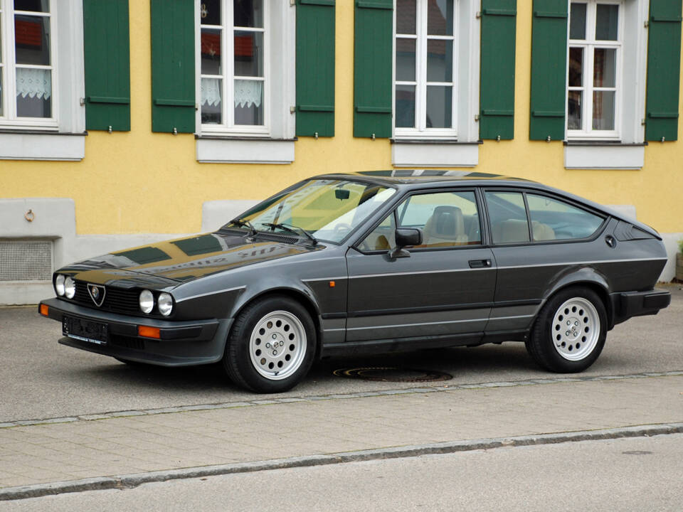 Image 1/49 of Alfa Romeo GTV 2.0 (1985)