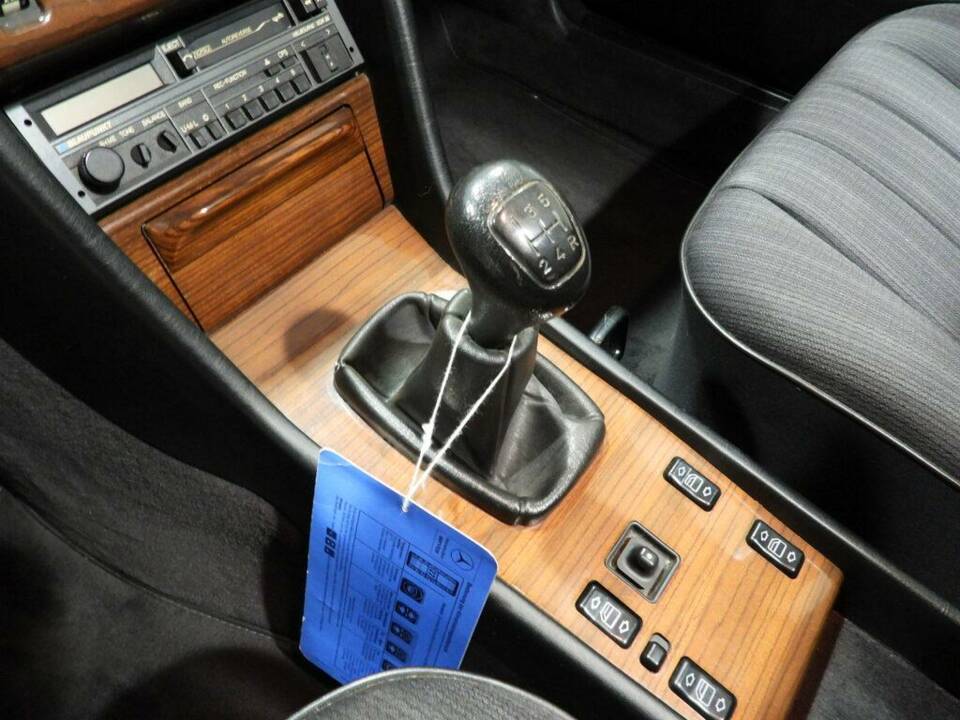 Image 7/14 of Mercedes-Benz 200 (1987)