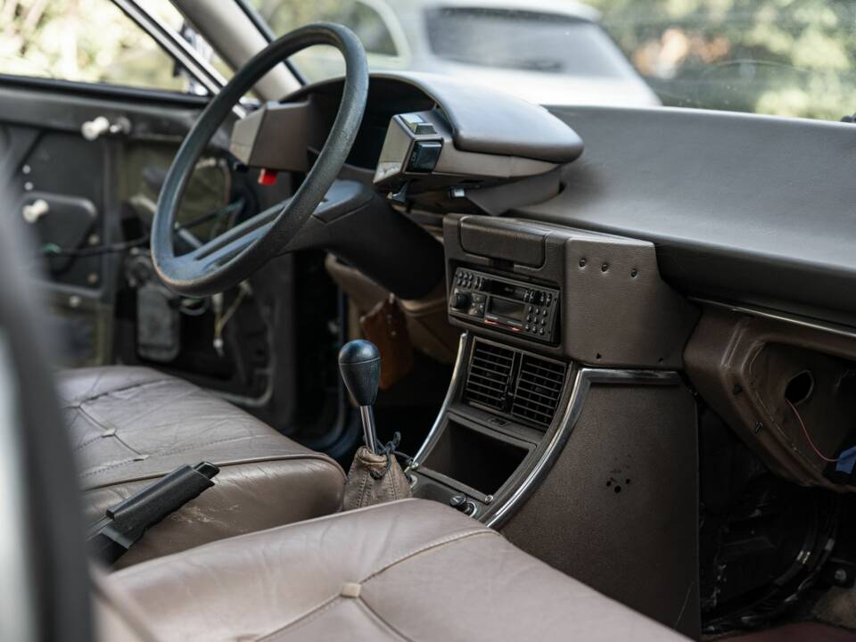 Image 13/25 de Citroën CX 25 Prestige (1983)