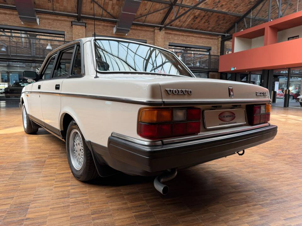 Bild 12/43 von Volvo 240 (1989)