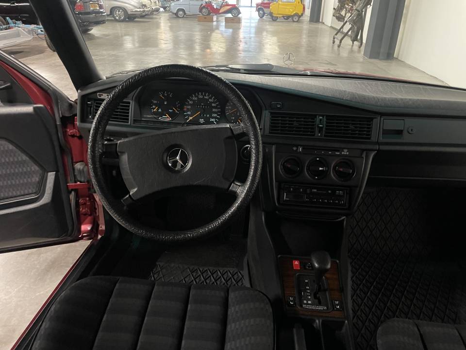 Imagen 11/23 de Mercedes-Benz 190 E 2.6 (1990)