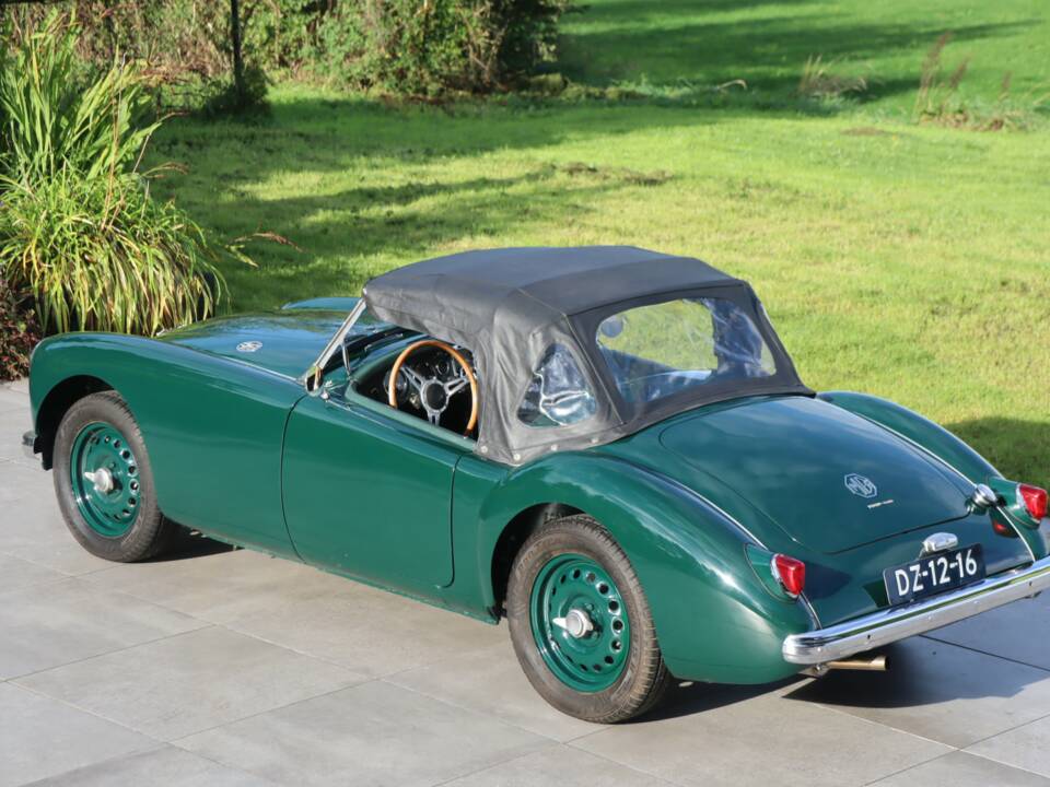 Image 18/50 of MG MGA Twin Cam (1959)