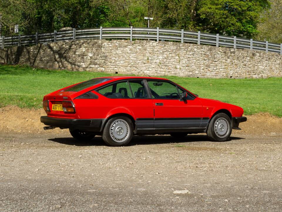 Image 3/25 of Alfa Romeo GTV 6 2.5 (1984)