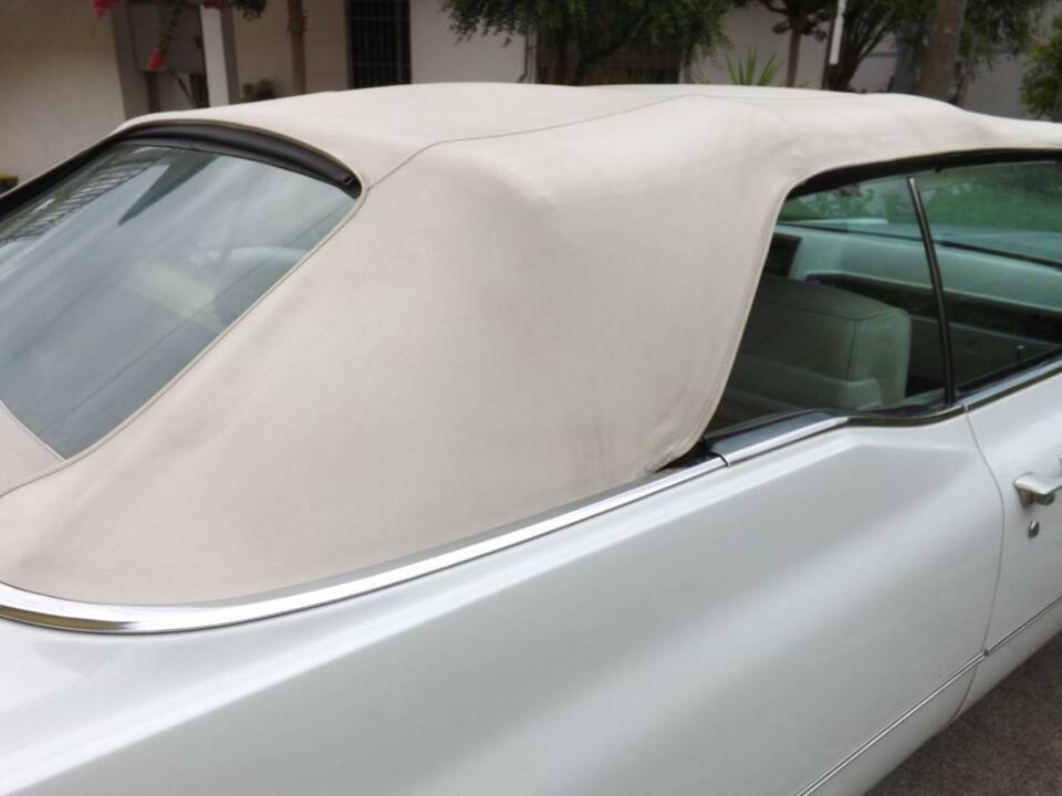Image 41/50 of Cadillac DeVille Convertible (1969)
