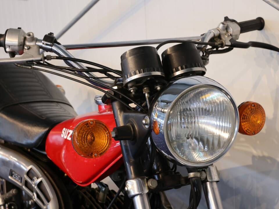 Immagine 11/23 di Suzuki TS 250 (1900)