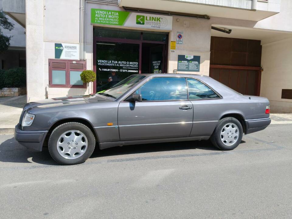 Bild 13/35 von Mercedes-Benz E 200 (1995)