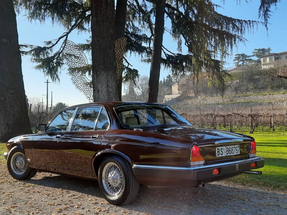 Image 6/15 of Jaguar XJ 6 4.2 (1982)