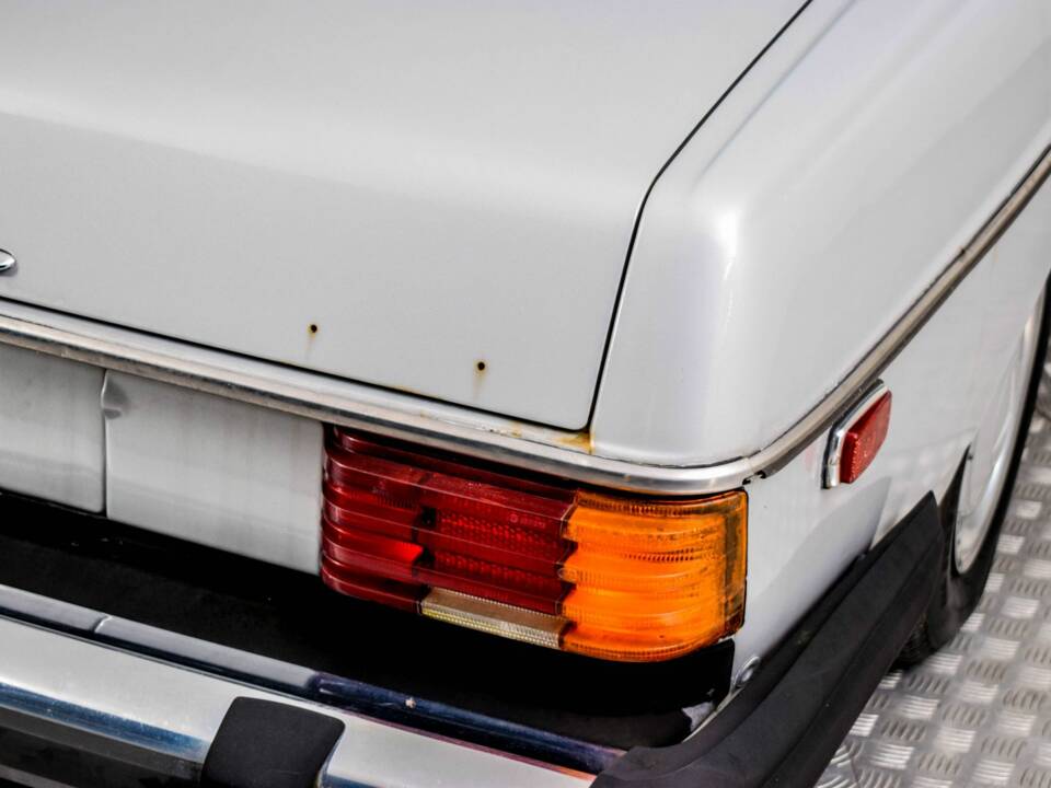 Image 30/50 of Mercedes-Benz 240 D (1976)