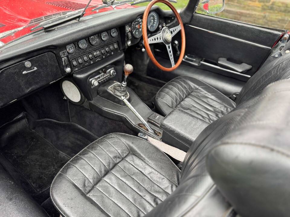 Image 19/29 de Jaguar E-Type (1969)