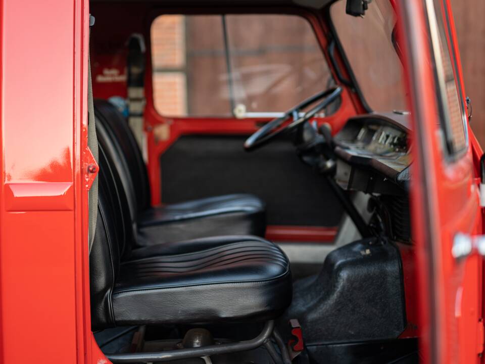 Image 32/52 of Renault Estafette (1977)