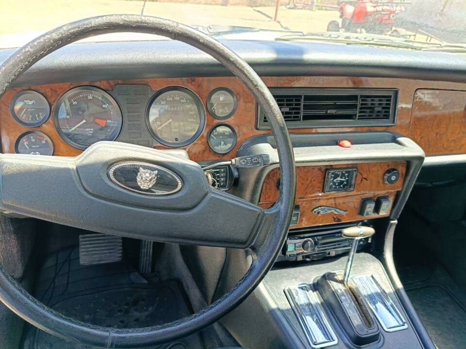 Image 24/50 of Jaguar XJ6 3.2 Sovereign (1983)