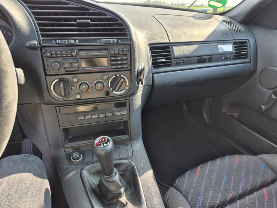 Image 34/49 of BMW 318is "Class II" (1994)