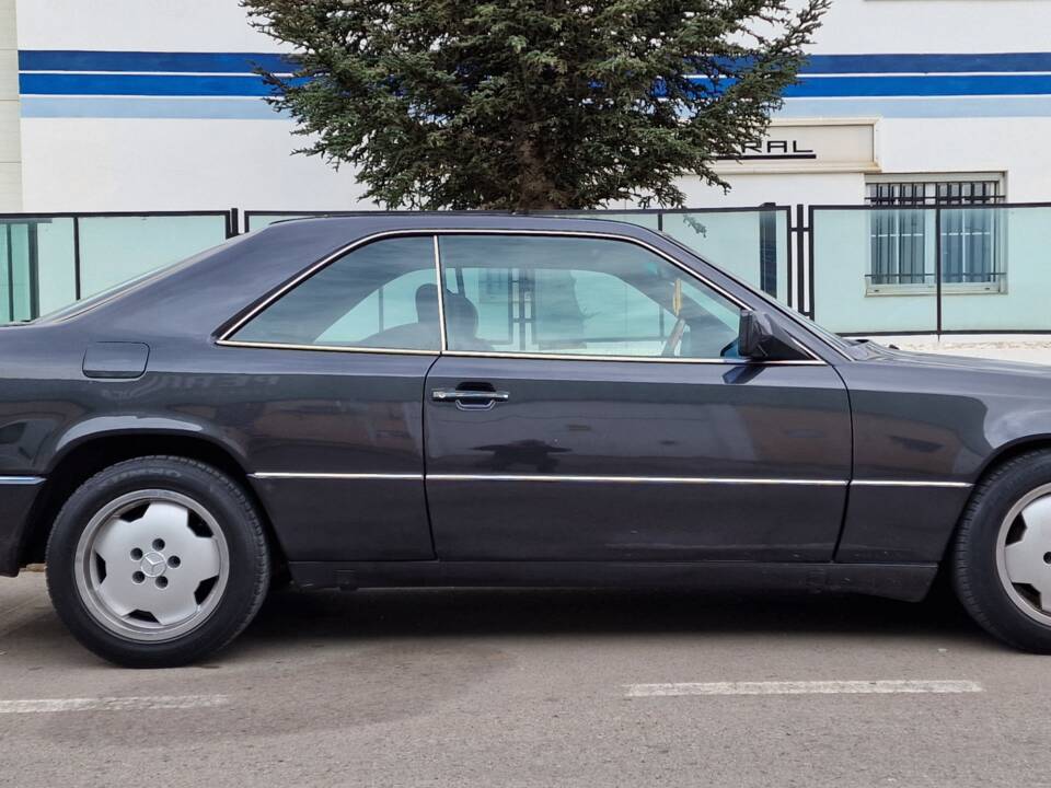 Image 5/11 of Mercedes-Benz 300 CE (1991)