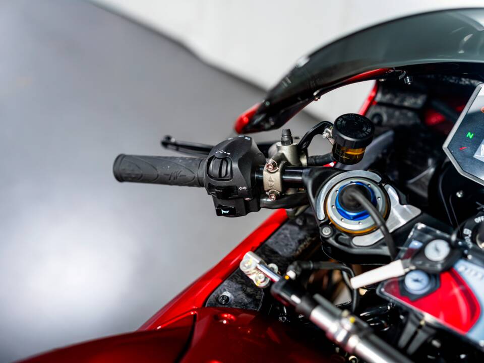 Bild 26/38 von MV Agusta DUMMY (2011)