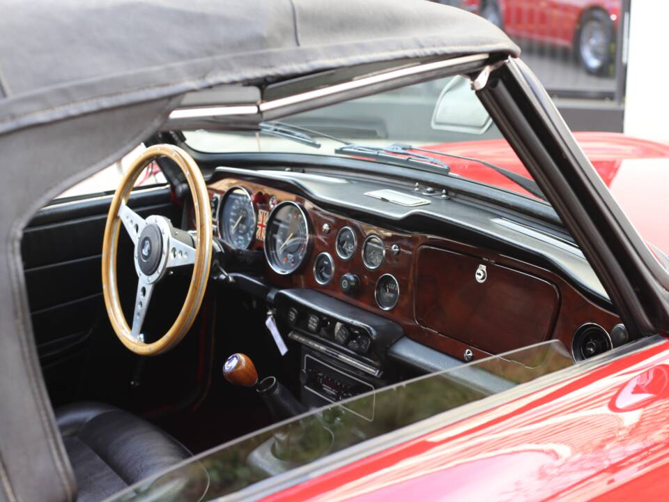 Image 15/49 of Triumph TR 6 (1976)