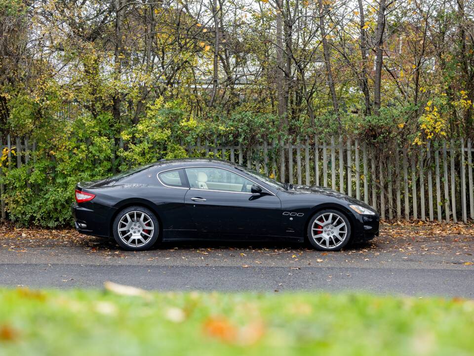 Bild 28/50 von Maserati GranTurismo 4.2 (2008)