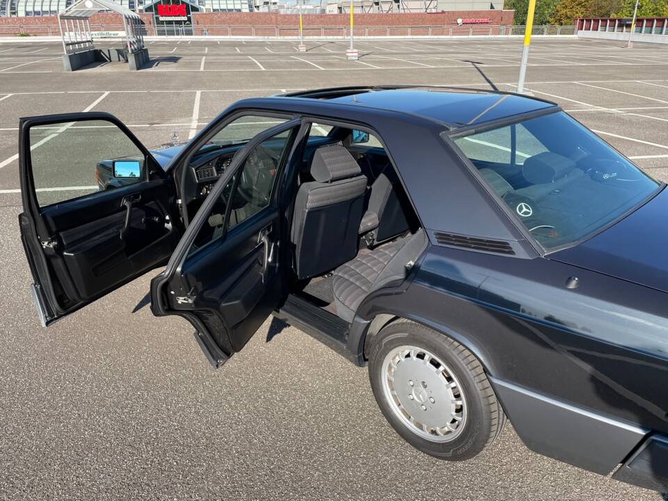 Bild 11/15 von Mercedes-Benz 190 E 1.8 (1992)