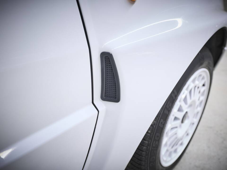 Image 88/93 of Lancia Delta HF Integrale Evoluzione I (1992)