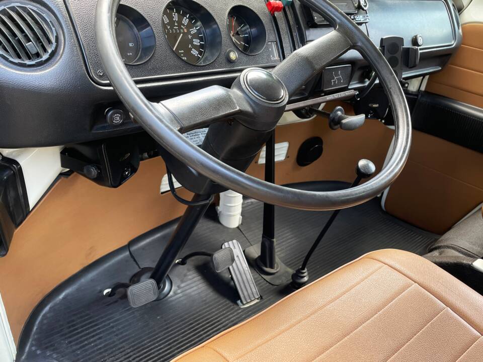 Image 49/73 of Volkswagen T2b Kombi (1978)