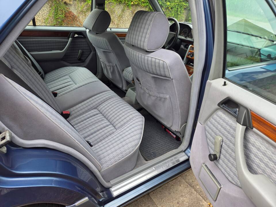 Afbeelding 43/54 van Mercedes-Benz 200 E (1992)