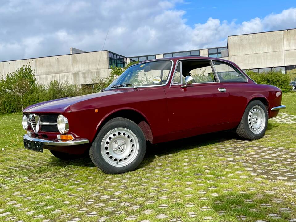 Immagine 13/37 di Alfa Romeo Giulia 1600 GT Junior (1974)