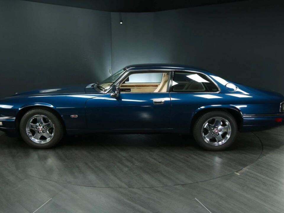 Image 3/49 de Jaguar XJS 4.0 (1995)