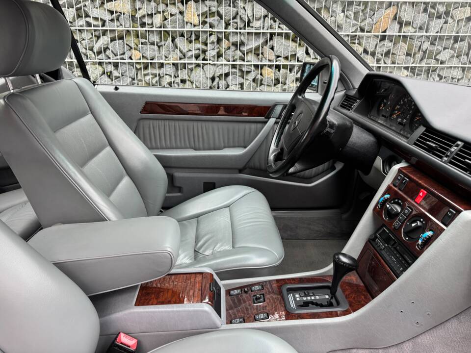 Imagen 91/100 de Mercedes-Benz 300 CE (1992)
