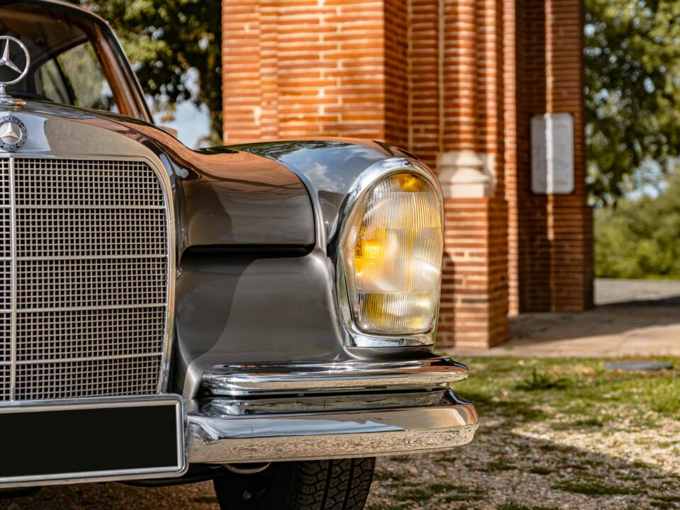 Image 3/86 of Mercedes-Benz 300 SE (1965)
