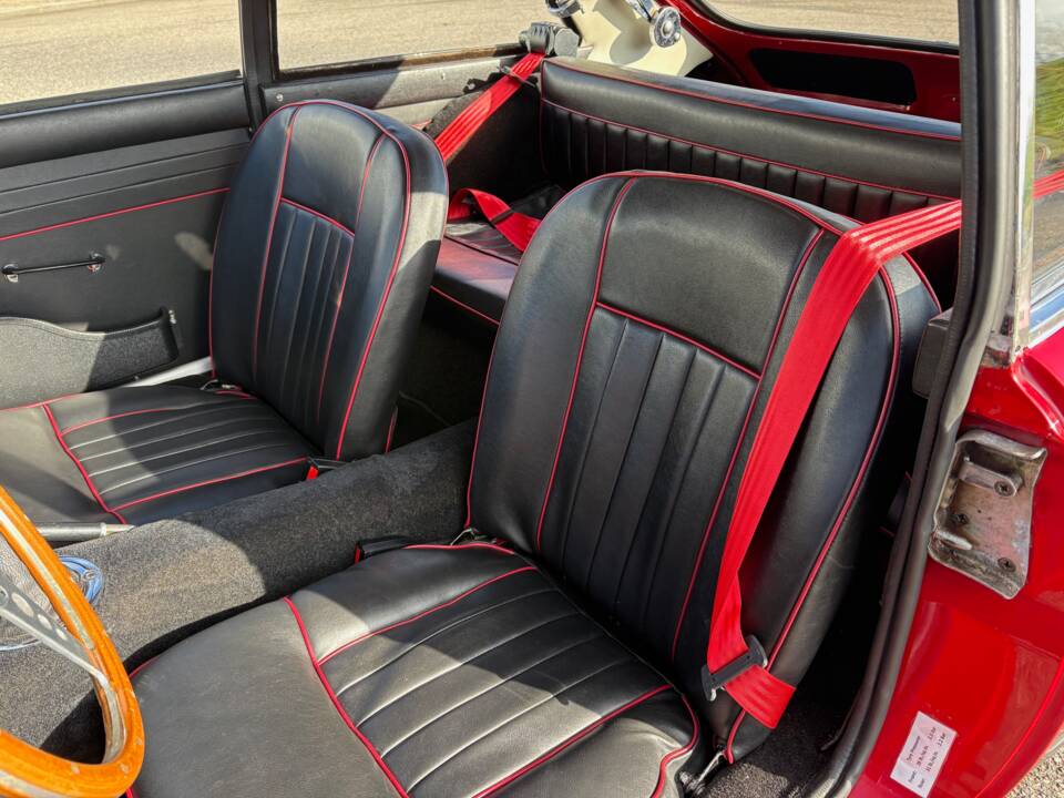 Image 8/23 of MG MGB GT (1968)