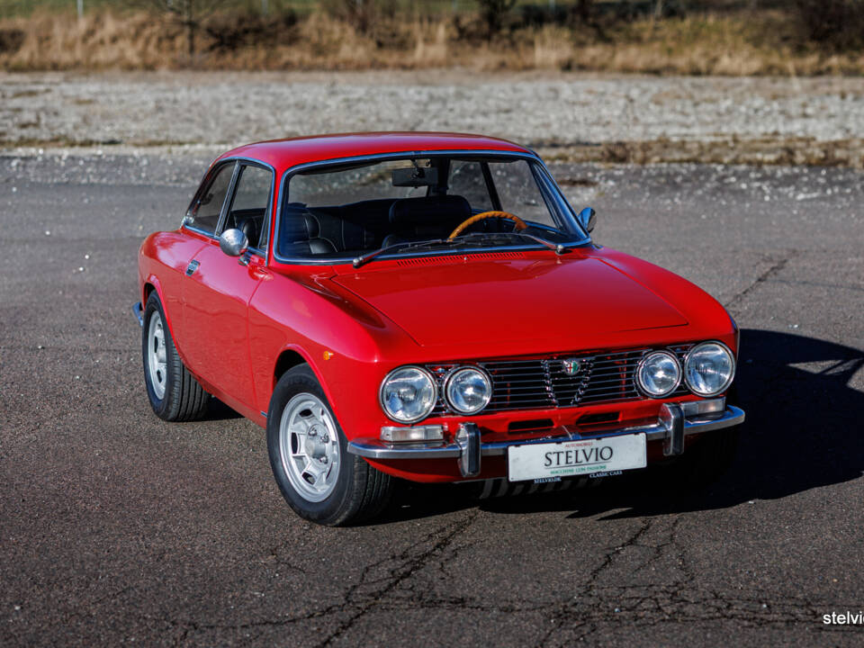 Image 8/43 of Alfa Romeo 2000 GT Veloce (1972)