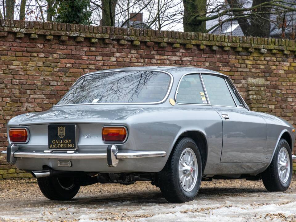 Image 27/50 de Alfa Romeo Giulia GT 1300 Junior (1972)