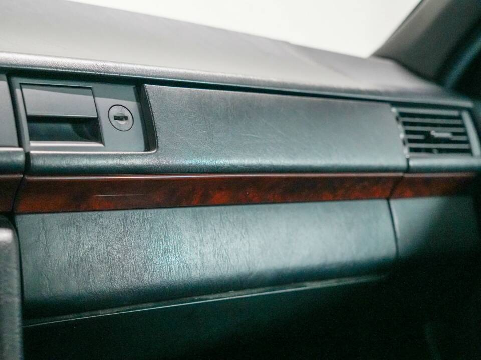 Image 25/32 of Mercedes-Benz 500 E (1992)