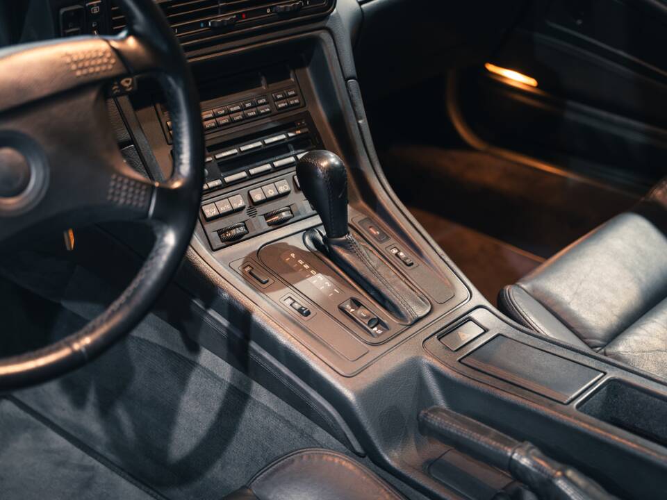 Image 28/33 of BMW 850i (1991)