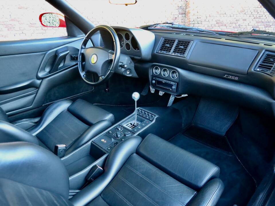 Immagine 17/50 di Ferrari F 355 Berlinetta (1996)