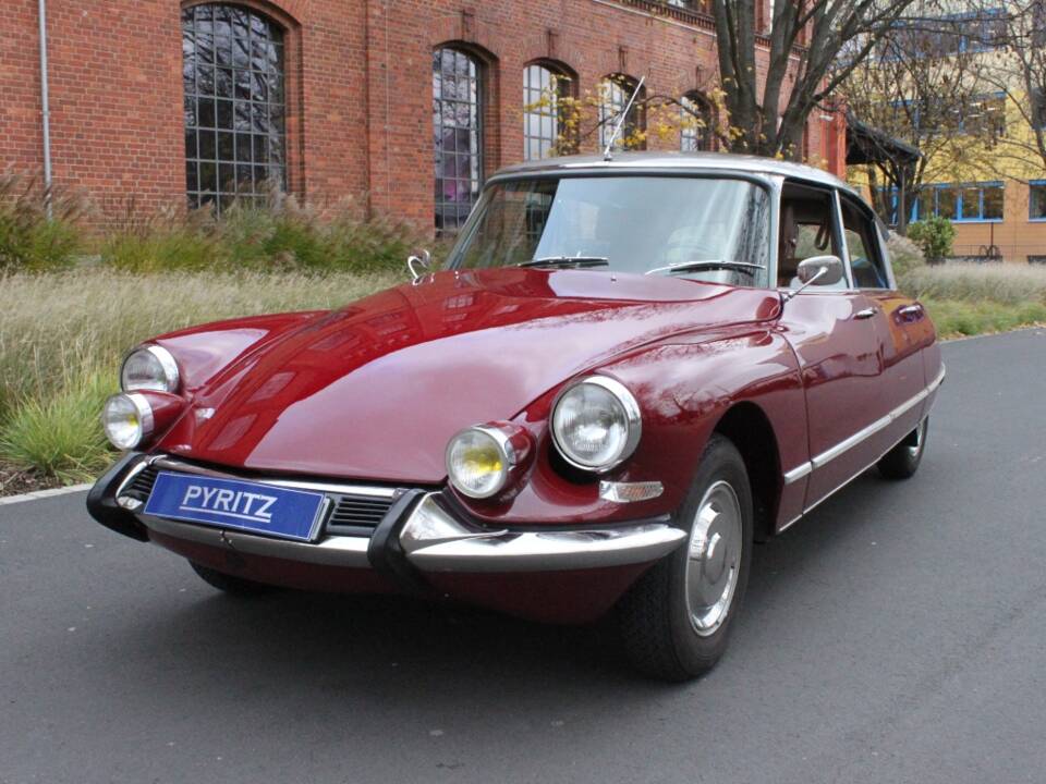 Image 2/23 of Citroën DS 21 Pallas (1967)