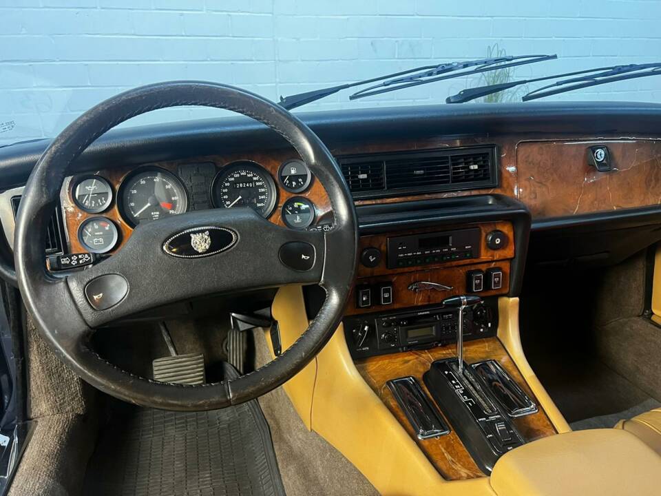 Image 16/22 of Jaguar XJ 12 (1988)