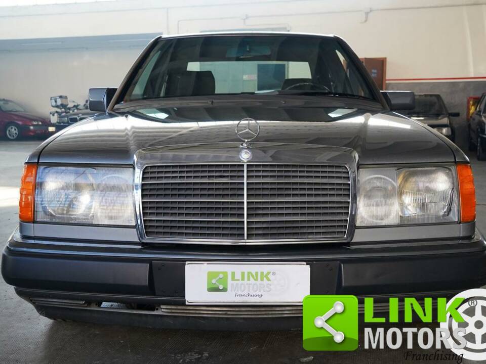 Imagen 2/10 de Mercedes-Benz 200 E (1989)