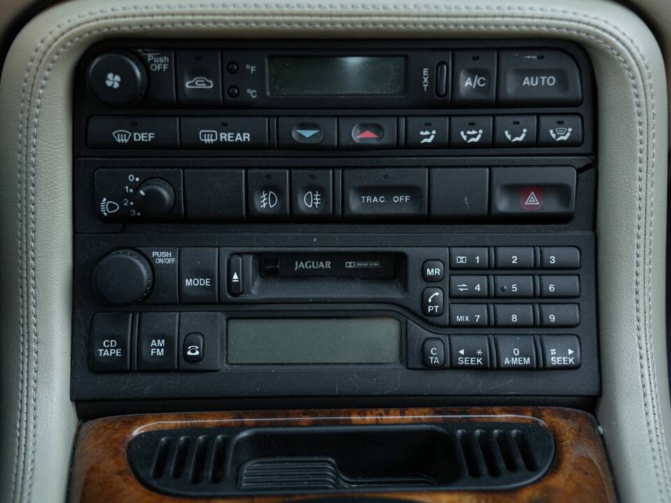 Image 34/50 of Jaguar XK8 4.0 (1998)
