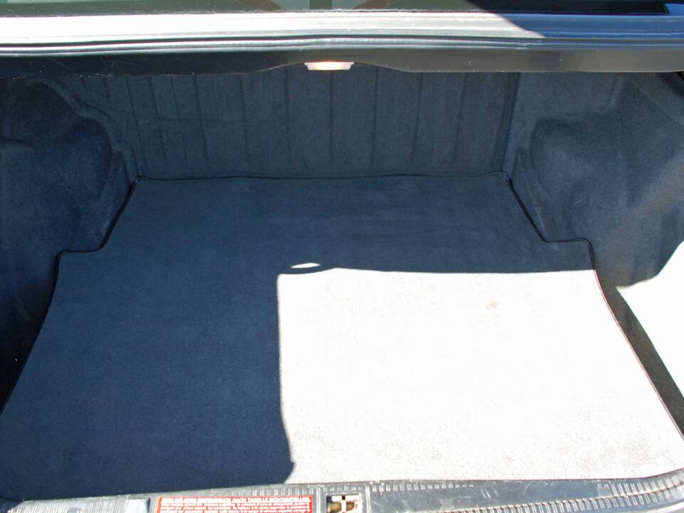 Image 28/34 of Mercedes-Benz 230 E (1992)